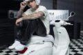 Justin Bieber la nuova collaborazione  della popstar mondiale per un'esclusiva versione dello storico scooter: "Sono entusiasta all’idea di poter reinterpretare l'iconico design di Vespa"