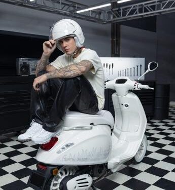 Justin Bieber la nuova collaborazione  della popstar mondiale per un’esclusiva versione dello storico scooter: “Sono entusiasta all’idea di poter reinterpretare l’iconico design di Vespa”