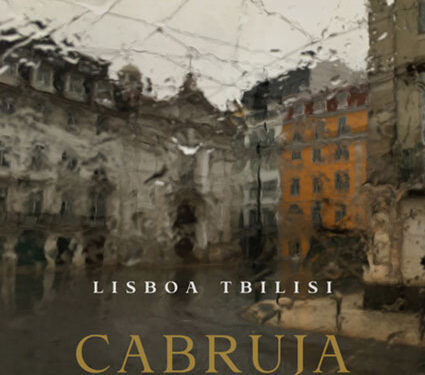 “Lisboa Tbilisi”, il singolo di Cabruja tratto dall’album omonimo già disponibile in digitale, il brano racconta il dialogo tra “un prima” e “un dopo”