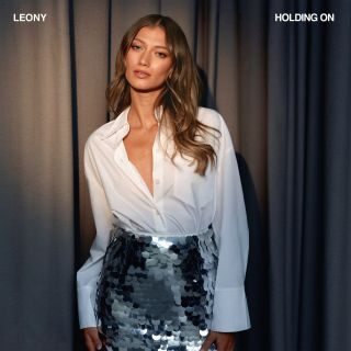 Leony, superstar tedesca con oltre 1 miliardo di stream totali, presenta il suo nuovo singolo “Holding On” 