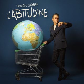 “L’abitudine” (BMG) il nuovo singolo inedito di Francesco Gabbani scritto con Fabio Ilacqua,  autore, insieme a lui, di canzoni di successo come “Amen”, “Occidentali’s Karma” e “Volevamo solo essere felici”