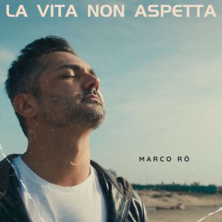 
“La vita non aspetta” è il nuovo singolo del poliedrico cantautore Marco Rò